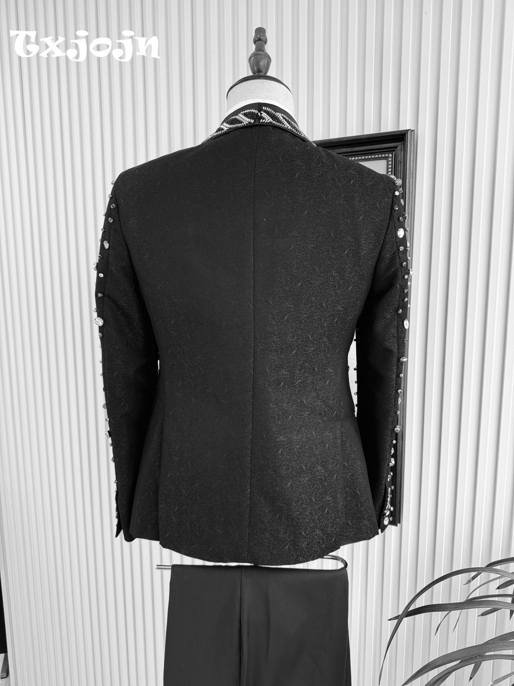 Elegant Crystal Business Suit  - Men'S Grooming Trends のレビューと価格